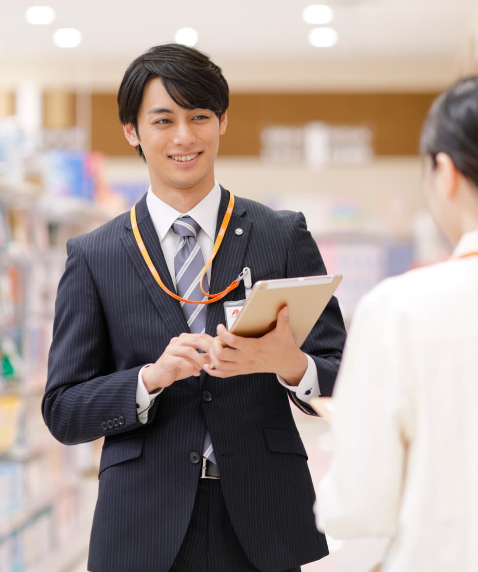 クスリのアオキで活躍するスタッフの写真